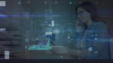 Kafkasyalı iş kadınıyla ilgili finansal veri işleme animasyonu. Küresel ağlar, hesaplama, iş, finans ve veri işleme kavramı dijital olarak oluşturulmuş video.