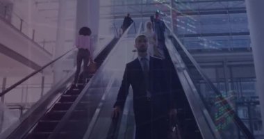 Yürüyen merdivende işadamı üzerinden finansal veri işleme animasyonu. Küresel iş, finans ve veri işleme kavramı dijital olarak oluşturulmuş video.