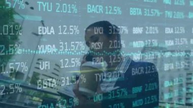 Akıllı telefon kullanan bir iş kadınının finansal veri işleme animasyonu. Küresel finans, iş ve veri işleme kavramı dijital olarak oluşturulmuş video.