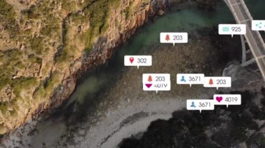 Kıyı ve deniz manzarası üzerindeki sosyal medya simgelerinin animasyonu. Küresel sosyal medya, iletişim ve bağlantılar konsepti dijital olarak oluşturulmuş video.