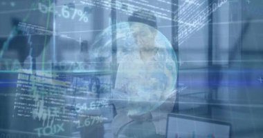İstatistiklerin animasyonu, finansal veri işleme ve ofisteki bir iş kadınının küresi. Küresel finans, iş ve veri işleme kavramı dijital olarak oluşturulmuş video.