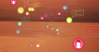 Günbatımı ve deniz manzarası üzerine sosyal medya simgelerinin animasyonu. Küresel sosyal medya, iletişim ve bağlantılar konsepti dijital olarak oluşturulmuş video.