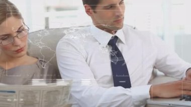 Kafkas iş adamlarının ofislerinde veri işleme animasyonu. Küresel iş ve dijital arayüz kavramı dijital olarak oluşturulmuş video.