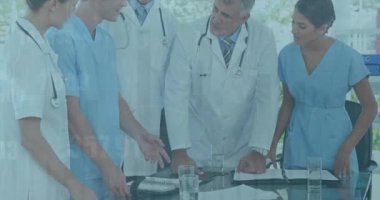 Doktorlar üzerinde finansal veri işleme animasyonu. Küresel tıp, sağlık hizmetleri, işletme, finans, veri işleme ve dijital olarak üretilen video konsepti.