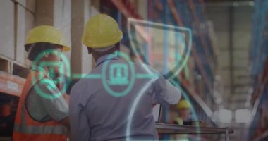 Depoda çalışan farklı insanlar üzerinde simge ve veri işleme animasyonları. Küresel sevkiyat, ticaret, finans, bilgisayar ve veri işleme kavramı dijital olarak oluşturuldu.