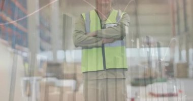 Depoda çalışan melez bir adam hakkında istatistik ve veri işleme animasyonu. Küresel sevkiyat, ticaret, finans, bilgisayar ve veri işleme kavramı dijital olarak oluşturuldu.