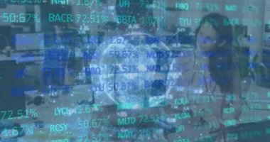 Çeşitli erkek ve kadın meslektaşların tartıştığı borsa verilerinin animasyonu. Küresel ekonomi ve iş teknolojisi kavramı