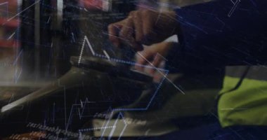 Depoda çalışan melez bir adam hakkında istatistik ve veri işleme animasyonu. Küresel sevkiyat, ticaret, finans, bilgisayar ve veri işleme kavramı dijital olarak oluşturuldu.