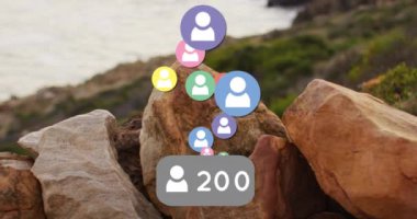 Kıyı ve deniz manzarası üzerindeki sosyal medya simgelerinin animasyonu. Küresel sosyal medya, iletişim ve bağlantılar konsepti dijital olarak oluşturulmuş video.