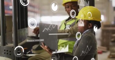 Depoda çalışan çeşitli insanlar üzerinde finansal veri işleme animasyonu. Küresel sevkiyat, ticaret, finans, bilgisayar ve veri işleme kavramı dijital olarak oluşturuldu.