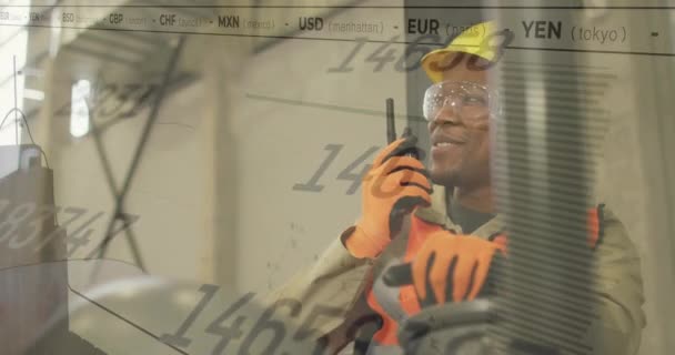 Animation Statistiques Traitement Données Sur Homme Biracial Travaillant Dans Entrepôt — Video
