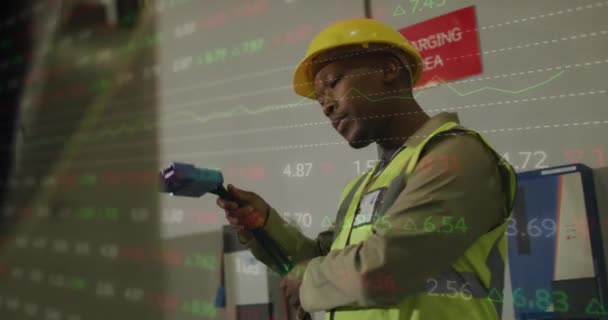 Animatie Van Statistieken Gegevensverwerking Afrikaanse Amerikaanse Man Werkzaam Magazijn Global — Stockvideo
