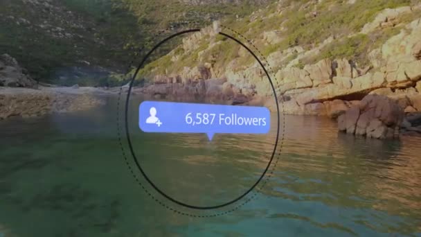动画的社交媒体图标和岩石海岸与海景 全球社交媒体 通信和连接概念数字生成视频 — 图库视频影像