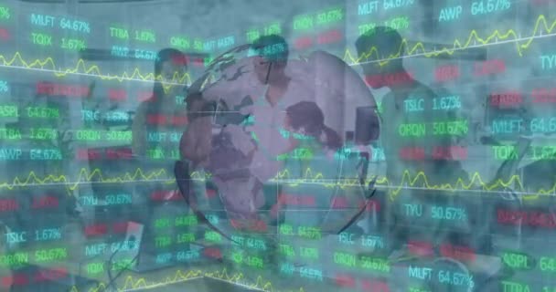 オフィスで議論する多様な同僚に対する世界中の株式市場データ処理のアニメーション 世界経済とビジネス技術の概念 — ストック動画