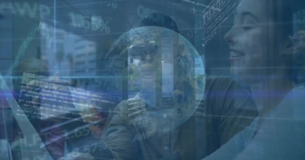 多様な男性と女性の同僚が議論する株式市場のデータ処理のアニメーション 世界経済とビジネス技術の概念 — ストック動画