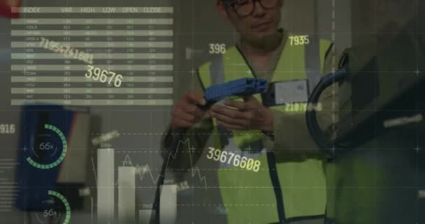Animación Estadísticas Procesamiento Datos Sobre Hombre Biracial Que Trabaja Almacén — Vídeo de stock