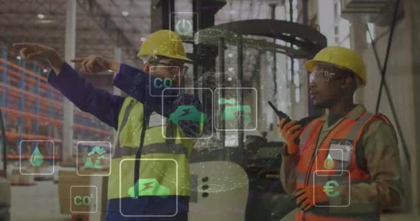 倉庫で働く多様な人々に対するエコアイコンやデータ処理のアニメーション グローバル出荷 ビジネス コンピューティング データ処理の概念デジタル生成されたビデオ — ストック動画