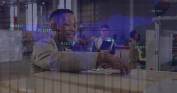 倉庫で働く多様な人々に対する財務データ処理のアニメーション グローバル出荷 ビジネス コンピューティング データ処理の概念デジタル生成されたビデオ — ストック動画