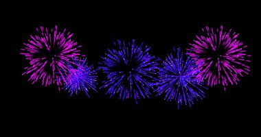 Pembe ve mor noel resmi ve gece gökyüzünde patlayan yeni yıl havai fişekleri. Noel, yeni yıl, kutlama, parti ve gelenek kavramı dijital olarak oluşturuldu..
