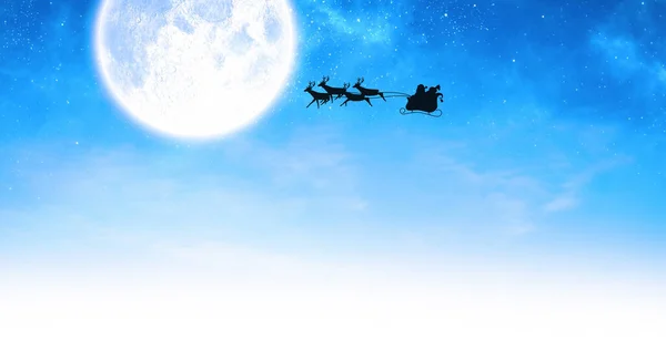 Gökyüzünde Ren Geyikleriyle Kızakta Noel Baba Nın Resmi Noel Gelenek — Stok fotoğraf