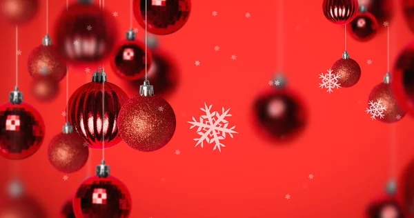 Изображение Снега Падающего Рождественские Безделушки Красном Фоне Рождество Зима Традиции — стоковое фото