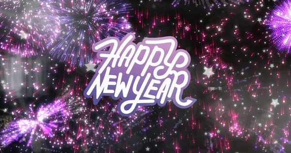 Obraz Szczęśliwego Nowego Roku Tekst Fioletowym Białym Ponad Różowe Fajerwerki — Zdjęcie stockowe