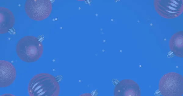 Bild Von Schnee Der Über Christbaumschmuck Auf Blauem Hintergrund Fällt — Stockfoto