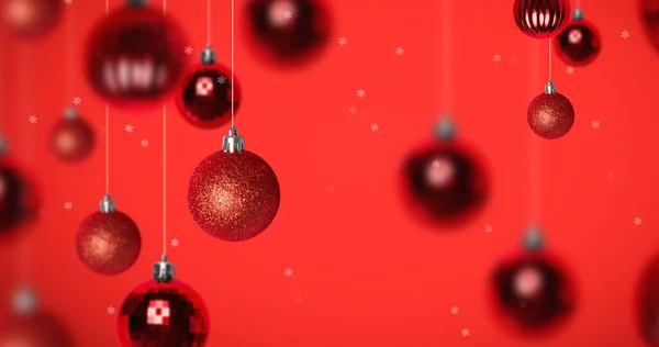 白色的雪花飘落在红色背景的圣诞装饰品上 圣诞节 传统和庆祝概念数字生成的图像 — 图库照片