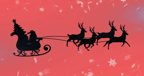 雪橇上的桑塔爪和驯鹿在雪地上落在红色背景上的图像 圣诞节 传统和庆祝概念数字生成的图像 — 图库照片