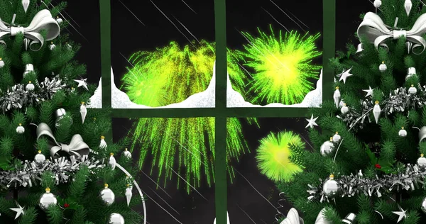 Imagem Janela Com Neve Árvores Natal Fogos Artifício Verdes Explodindo — Fotografia de Stock