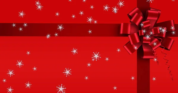 Bild Von Schnee Fällt Über Band Auf Rotem Hintergrund Weihnachten — Stockfoto