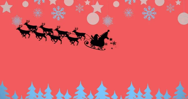 赤い背景に降る雪の上にトナカイと一緒にそりでサンタのクラスのイメージ クリスマス お祝いのコンセプトをデジタルで — ストック写真