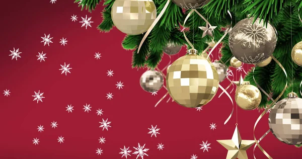 Bild Snö Faller Över Jul Dekoration Röd Bakgrund Jul Tradition — Stockfoto