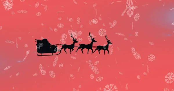 圣诞节的照片出现在雪橇上 驯鹿在雪地上落在红色背景上 圣诞节 传统和庆祝概念数字生成的图像 — 图库照片