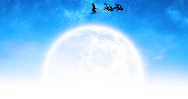 ภาพของซานตาคลอสในสเลดก บกวางเรนเด เหน อดวงจ นทร และท องฟ มาส ประเพณ และแนวค — ภาพถ่ายสต็อก