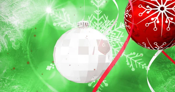 緑の背景にクリスマスのバブルの装飾に落ちる雪のイメージ クリスマス冬伝統お祝いのコンセプトデジタルで生成されたイメージ — ストック写真