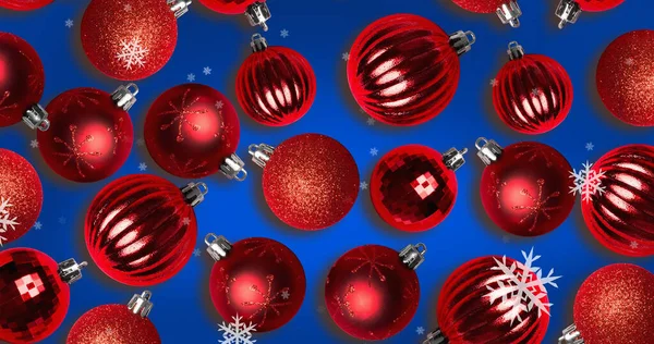 Bild Snö Faller Över Jul Grannlåt Dekorationer Blå Bakgrund Jul — Stockfoto