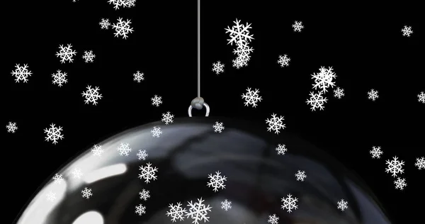 Siyah Arka Planda Mücevherlerin Üzerine Kar Yağıyor Noel Gelenek Kutlama — Stok fotoğraf
