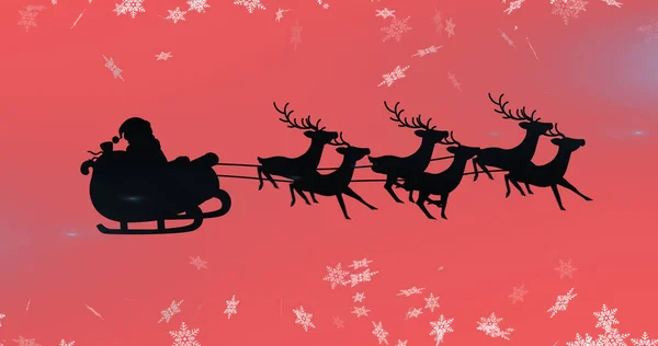 Afbeelding Van Kerstman Slee Met Rendieren Sneeuw Vallen Rode Achtergrond — Stockfoto