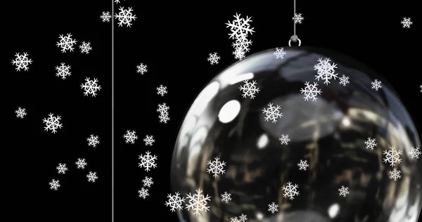 Nieve Cayendo Sobre Bolas Sobre Fondo Negro Navidad Tradición Concepto — Foto de Stock