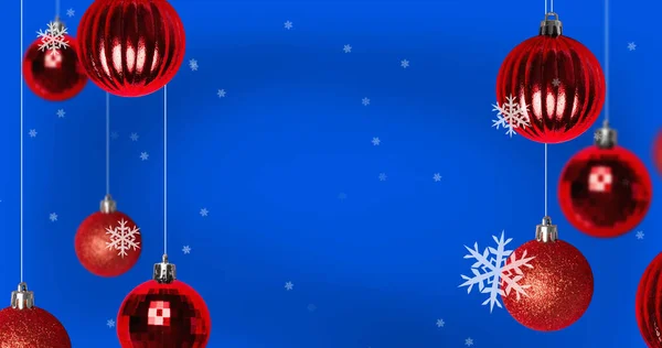 Immagine Neve Che Cade Sopra Decorazioni Bauble Natale Sfondo Blu — Foto Stock