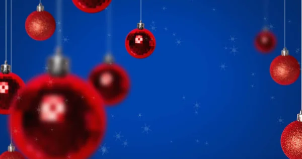 青い背景にクリスマスの泡の装飾に落ちる雪のイメージ クリスマス冬伝統お祝いのコンセプトデジタルで生成されたイメージ — ストック写真