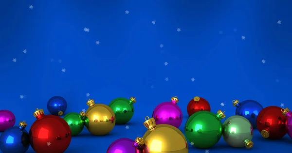 Immagine Neve Che Cade Sopra Decorazioni Bauble Natale Sfondo Blu — Foto Stock