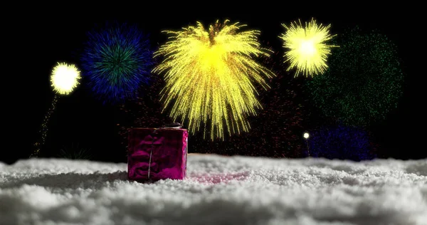 Obrázek Vánočních Dárků Sněhu Žlutých Ohňostrojích Explodujících Noční Obloze Vánoce — Stock fotografie