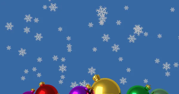 Mavi Arka Planda Noel Süsleri Üzerine Düşen Kar Tanelerinin Görüntüsü — Stok fotoğraf