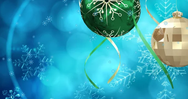 白色的雪花飘落在蓝色背景的圣诞装饰品上 圣诞节 传统和庆祝概念数字生成的图像 — 图库照片