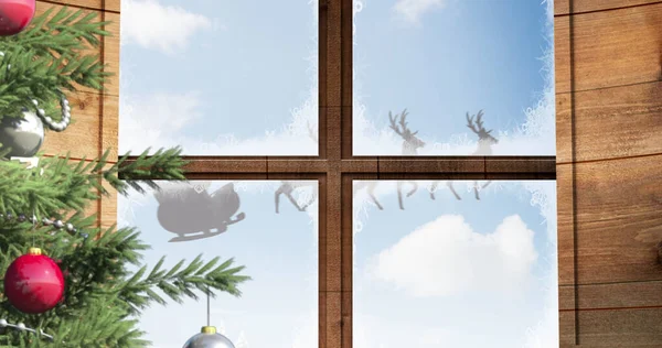 Mikulás Képe Szánkóban Rénszarvasokkal Ablakon Keresztül Karácsony Hagyomány Ünnepség Koncepció — Stock Fotó