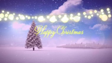 Kar yağışı animasyonu, ampuller ve bulutlu gökyüzüne karşı ağaçların üzerinden gelen mutlu noel metinleri. Dijital kompozit, çoklu pozlama, aydınlanma, soyut, şenlik, kış tatili, kutlama konsepti.