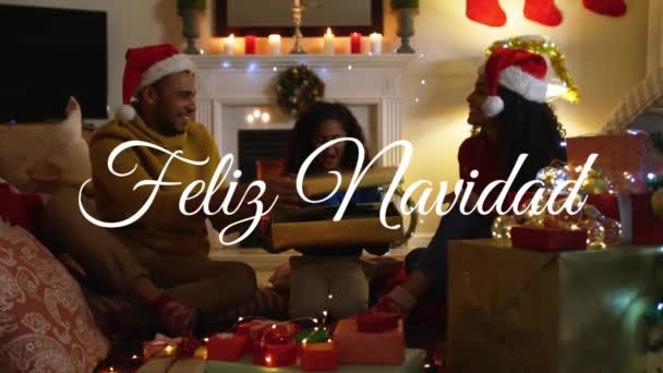 Animacja Feliz Navidad Tekst Nad Afrykańskich Rodziców Amerykańskich Dając Prezent — Wideo stockowe