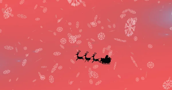 Obraz Świętego Mikołaja Saniach Reniferami Nad Śniegiem Spadającym Czerwone Tło — Zdjęcie stockowe